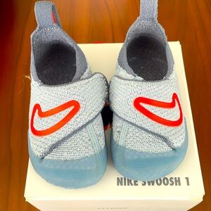 NIKE baby swoosh 1 flyknit